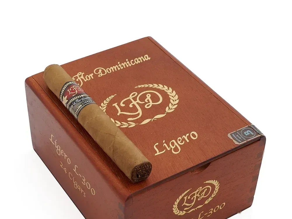 LA FLOR DOMINICANA LIGERO L-300 24S